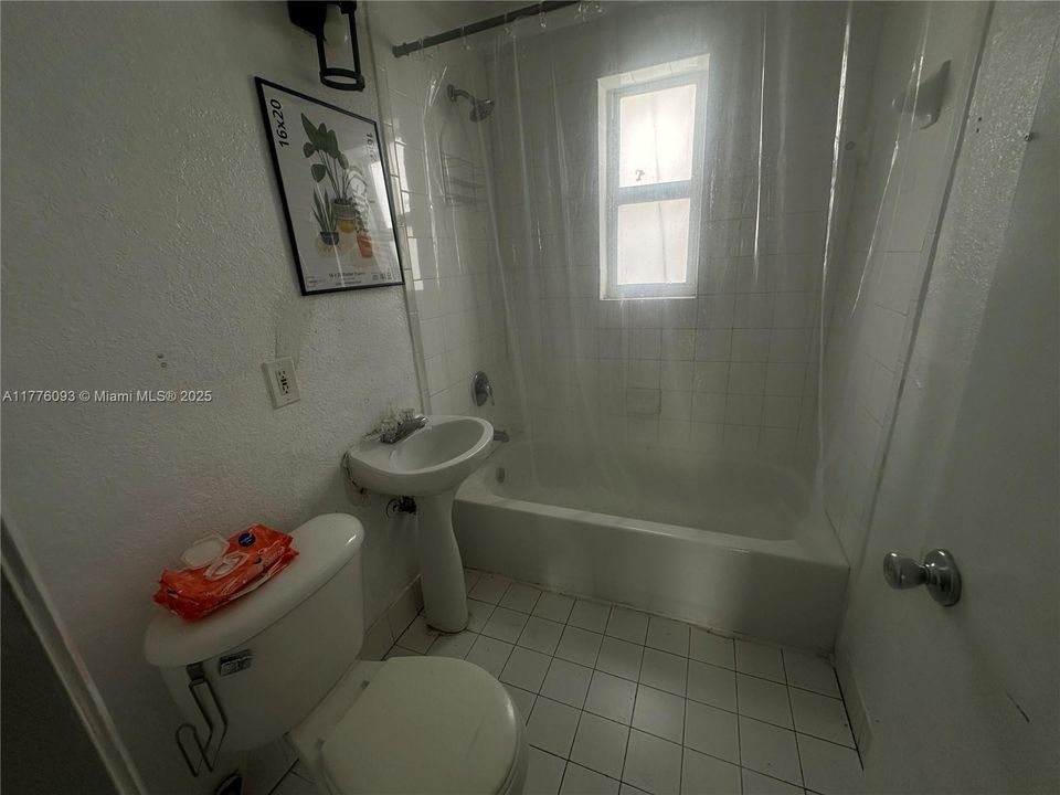 Recently Rented: $2,000 (2 beds, 1 baths, 930 Square Feet)