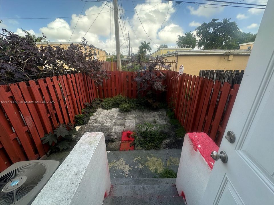 Recently Rented: $2,000 (2 beds, 1 baths, 930 Square Feet)