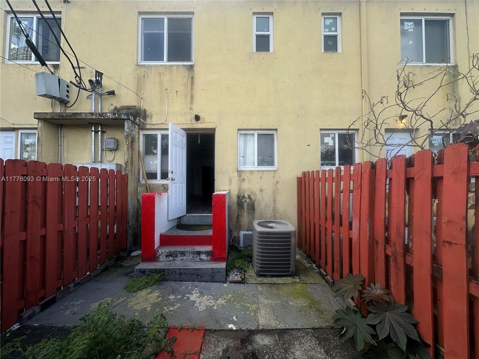 Recently Rented: $2,000 (2 beds, 1 baths, 930 Square Feet)