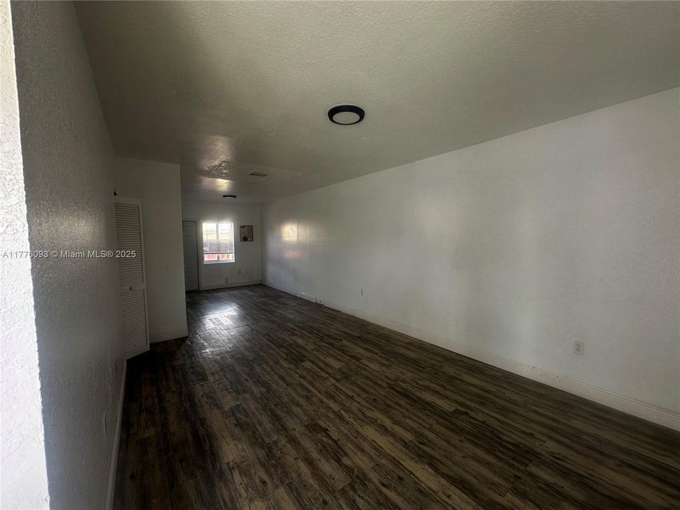 Recently Rented: $2,000 (2 beds, 1 baths, 930 Square Feet)