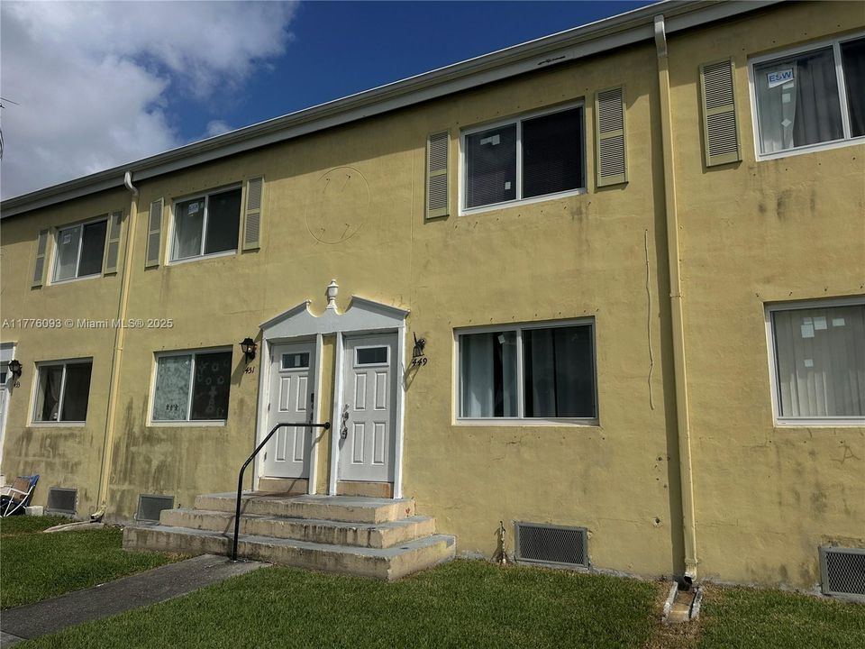 Recently Rented: $2,000 (2 beds, 1 baths, 930 Square Feet)