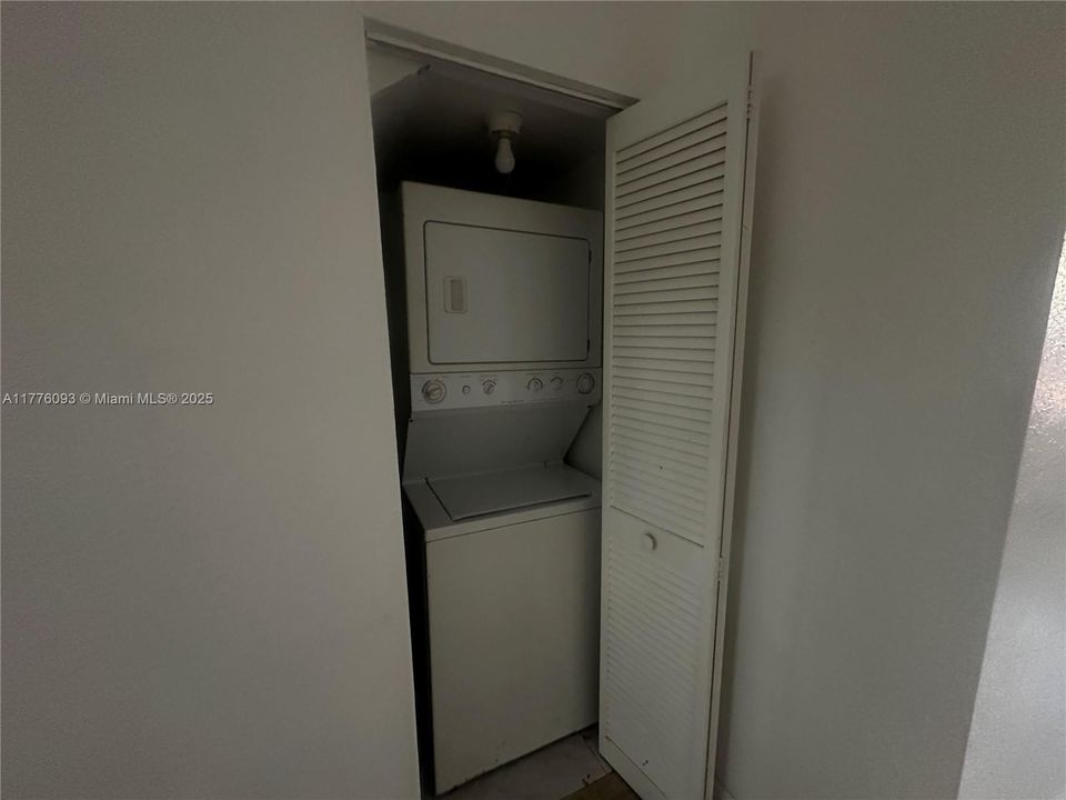 Recently Rented: $2,000 (2 beds, 1 baths, 930 Square Feet)