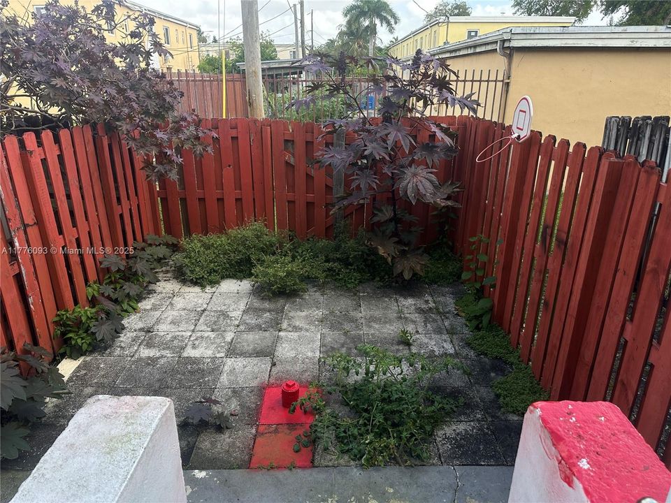 Recently Rented: $2,000 (2 beds, 1 baths, 930 Square Feet)