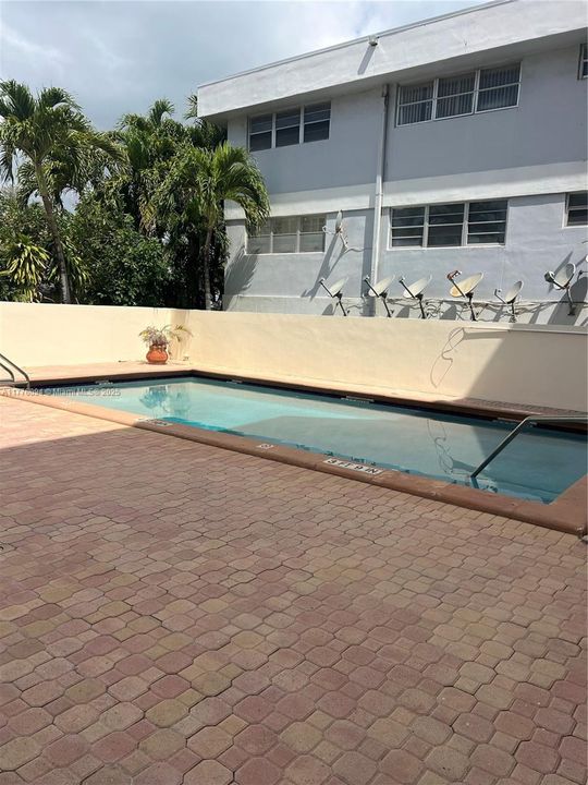 合同活跃: $399,000 (2 贝兹, 2 浴室, 1111 平方英尺)