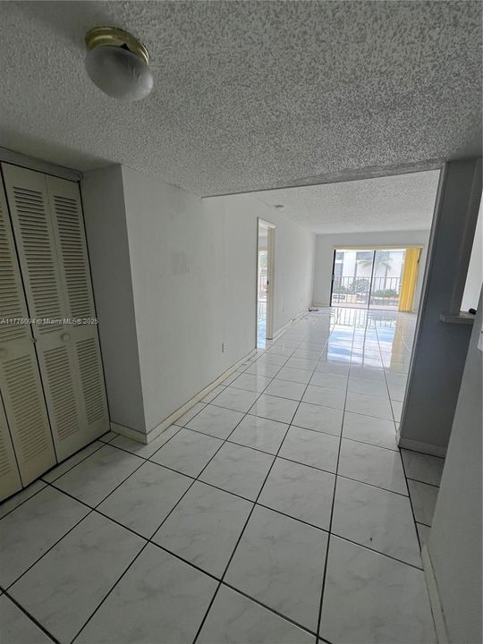 合同活跃: $399,000 (2 贝兹, 2 浴室, 1111 平方英尺)