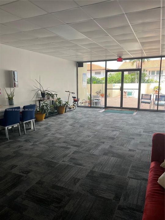 合同活跃: $399,000 (2 贝兹, 2 浴室, 1111 平方英尺)