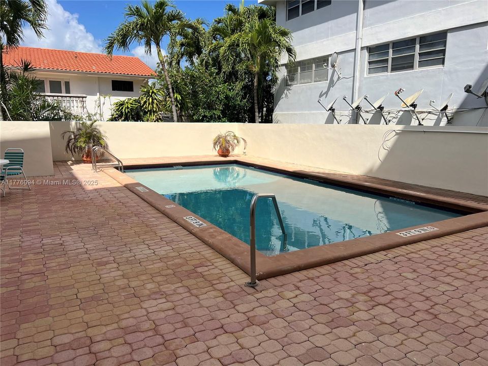 合同活跃: $399,000 (2 贝兹, 2 浴室, 1111 平方英尺)