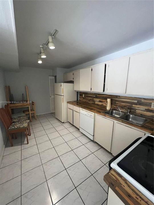 合同活跃: $399,000 (2 贝兹, 2 浴室, 1111 平方英尺)