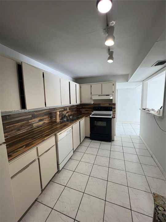 合同活跃: $399,000 (2 贝兹, 2 浴室, 1111 平方英尺)