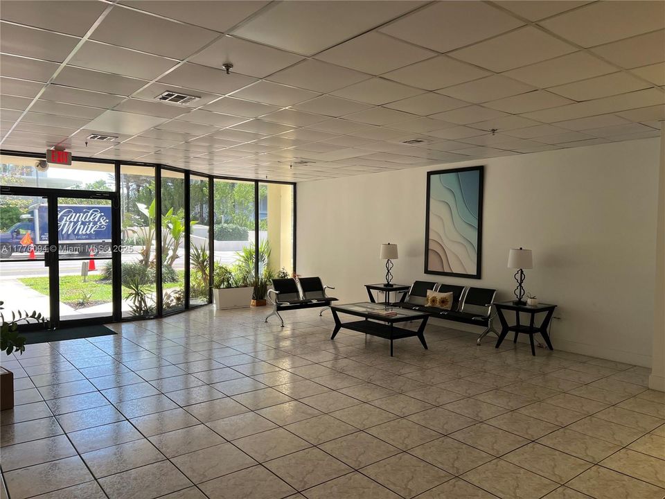 合同活跃: $399,000 (2 贝兹, 2 浴室, 1111 平方英尺)