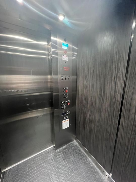 合同活跃: $399,000 (2 贝兹, 2 浴室, 1111 平方英尺)