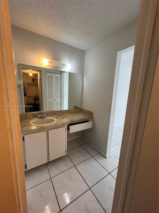 合同活跃: $399,000 (2 贝兹, 2 浴室, 1111 平方英尺)