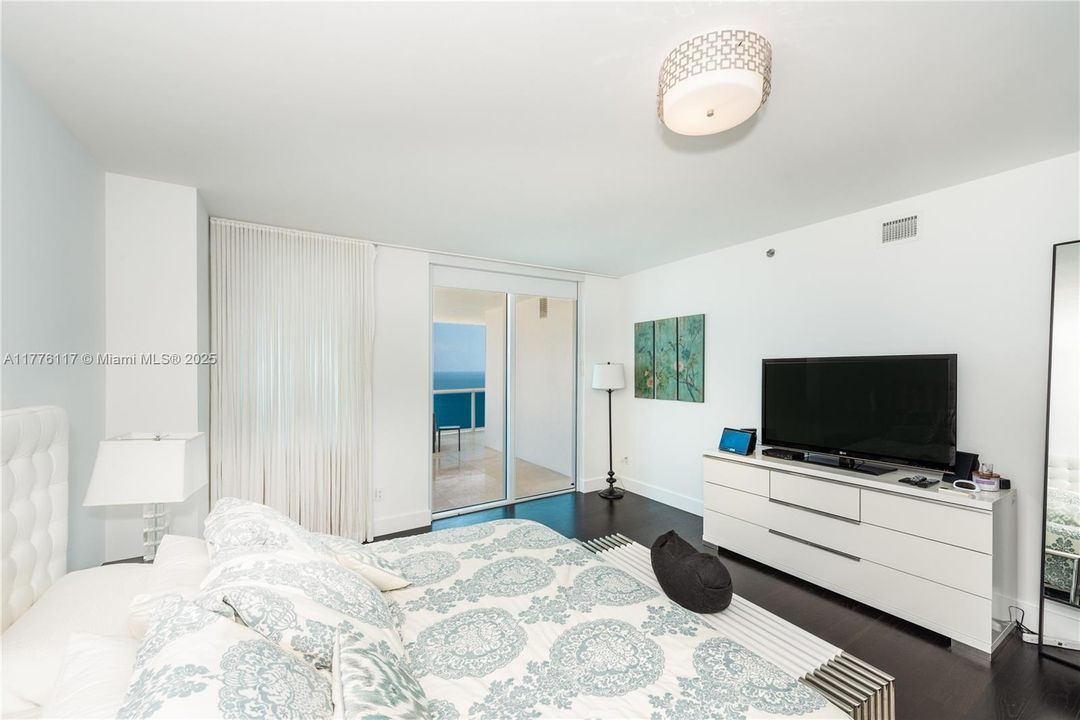 合同活跃: $13,500 (3 贝兹, 3 浴室, 3062 平方英尺)