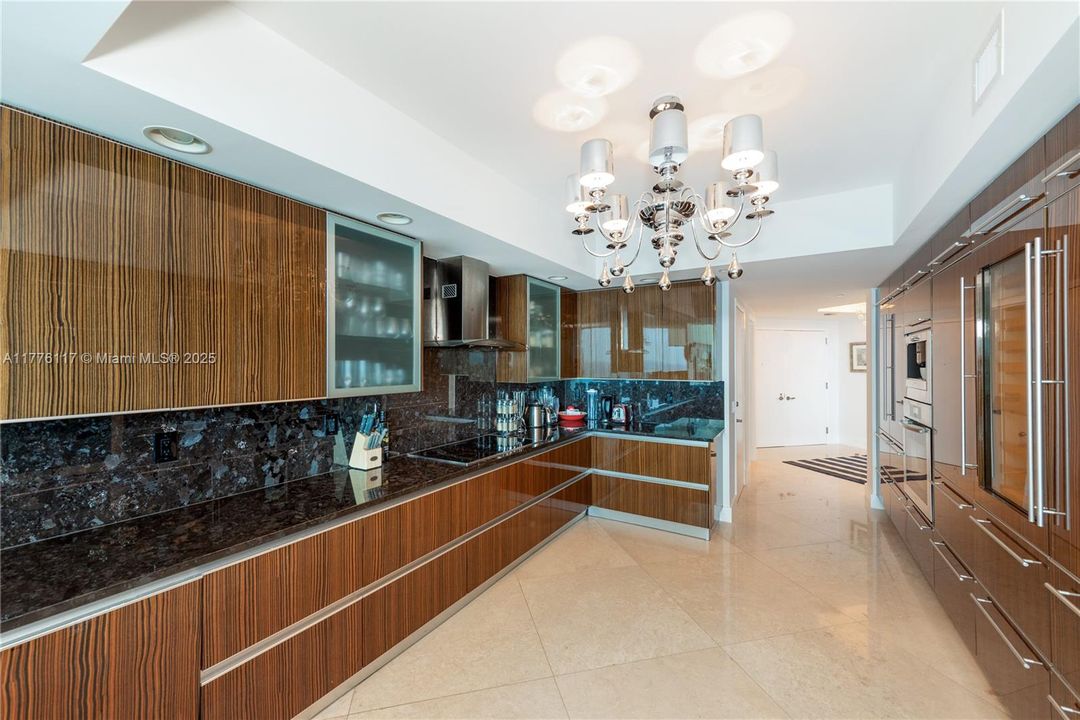 合同活跃: $13,500 (3 贝兹, 3 浴室, 3062 平方英尺)