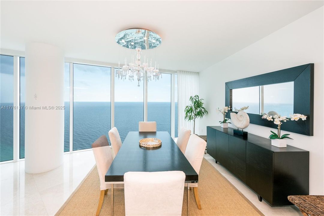 合同活跃: $13,500 (3 贝兹, 3 浴室, 3062 平方英尺)