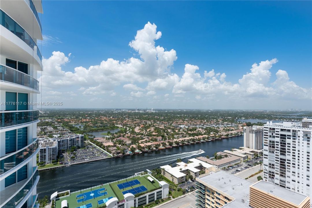 合同活跃: $13,500 (3 贝兹, 3 浴室, 3062 平方英尺)