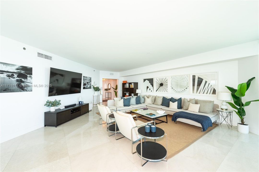 合同活跃: $13,500 (3 贝兹, 3 浴室, 3062 平方英尺)