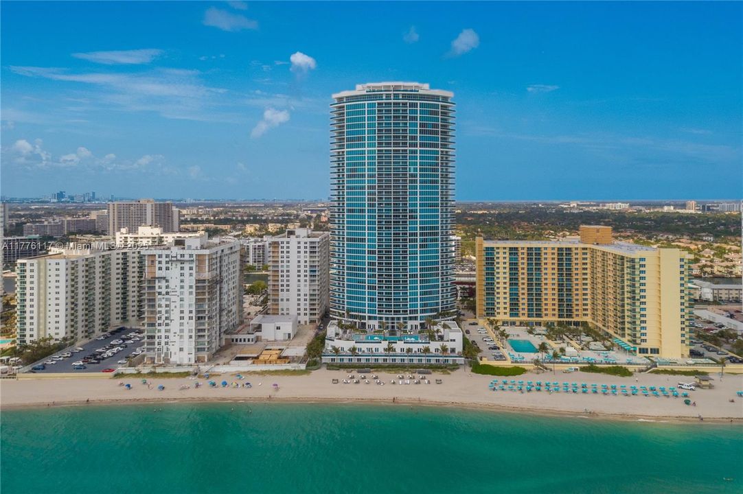 合同活跃: $13,500 (3 贝兹, 3 浴室, 3062 平方英尺)