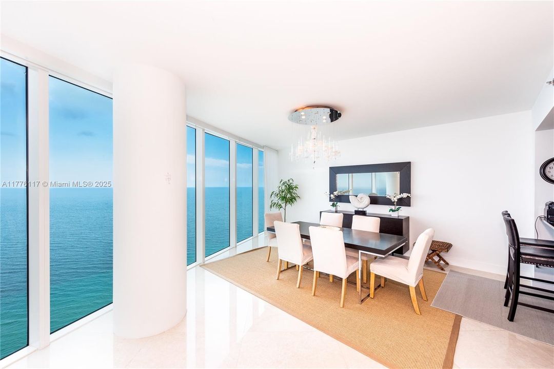 合同活跃: $13,500 (3 贝兹, 3 浴室, 3062 平方英尺)