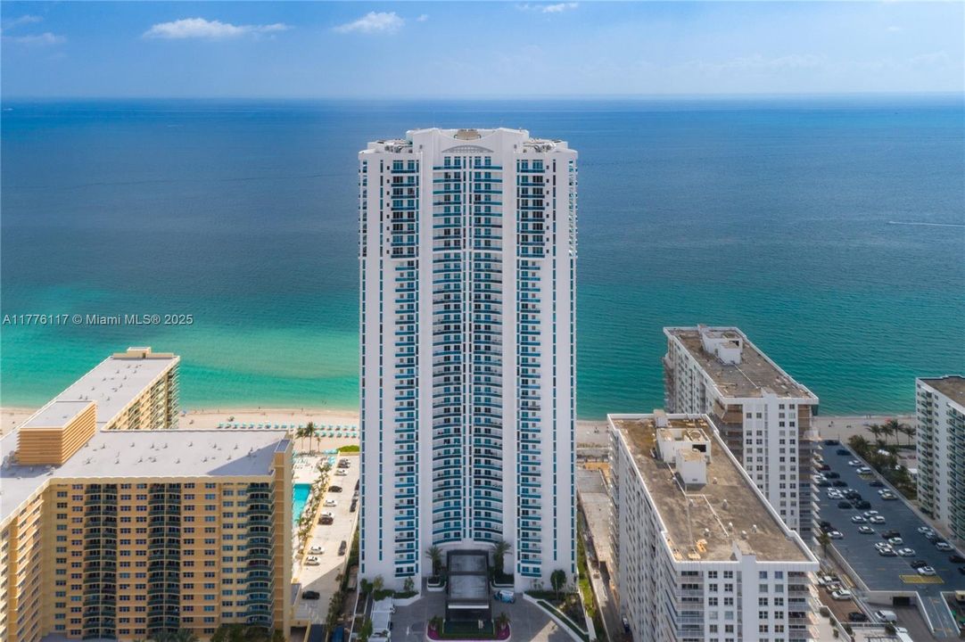 合同活跃: $13,500 (3 贝兹, 3 浴室, 3062 平方英尺)