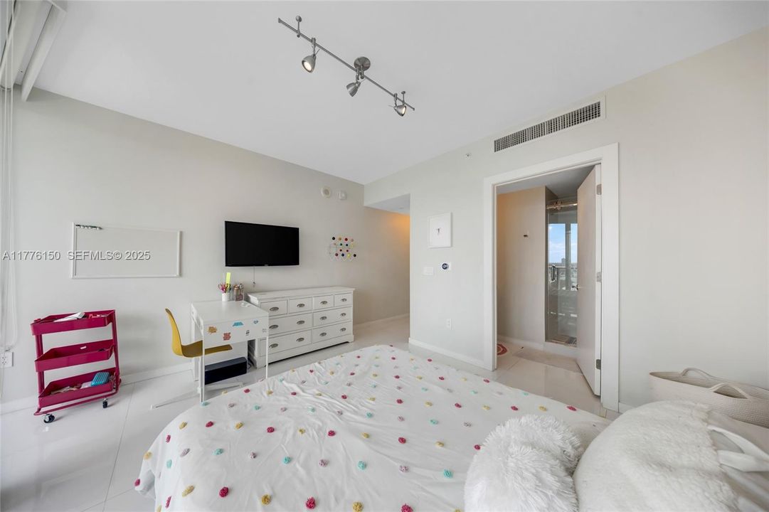 Active With Contract: $2,600,000 (3 beds, 3 baths, 1927 Square Feet)