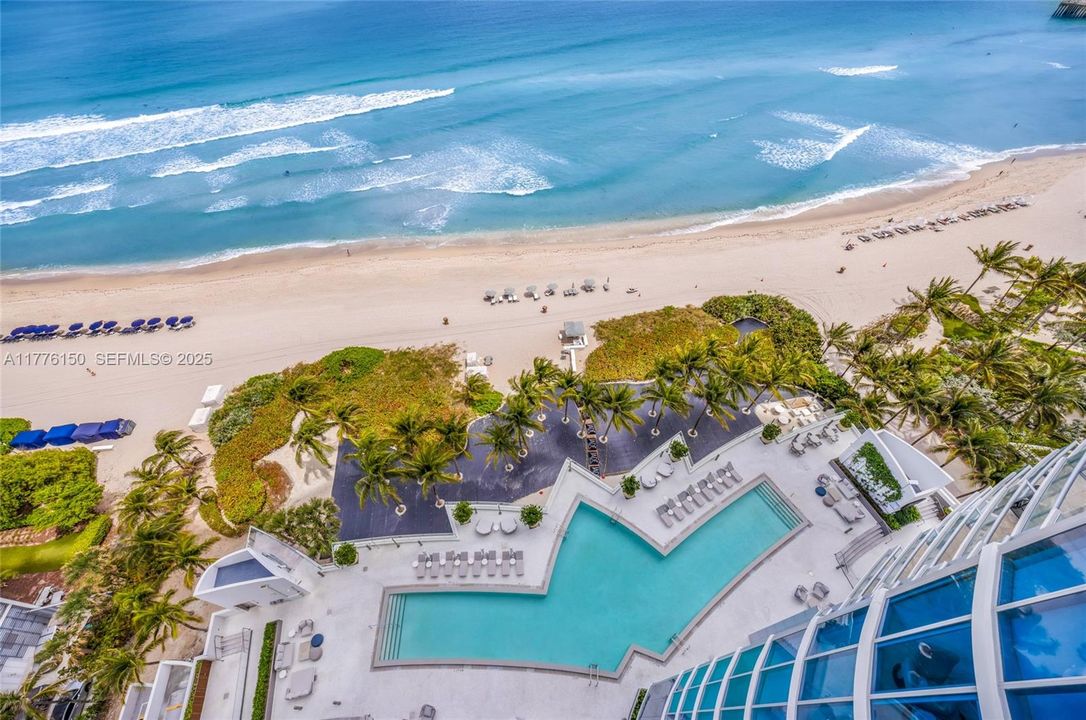 Active With Contract: $2,600,000 (3 beds, 3 baths, 1927 Square Feet)