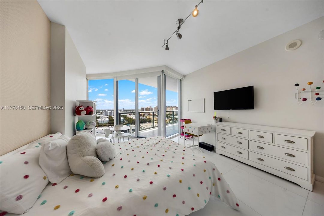 Active With Contract: $2,600,000 (3 beds, 3 baths, 1927 Square Feet)