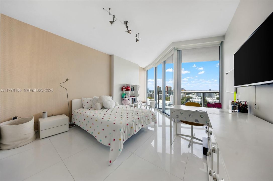 Active With Contract: $2,600,000 (3 beds, 3 baths, 1927 Square Feet)