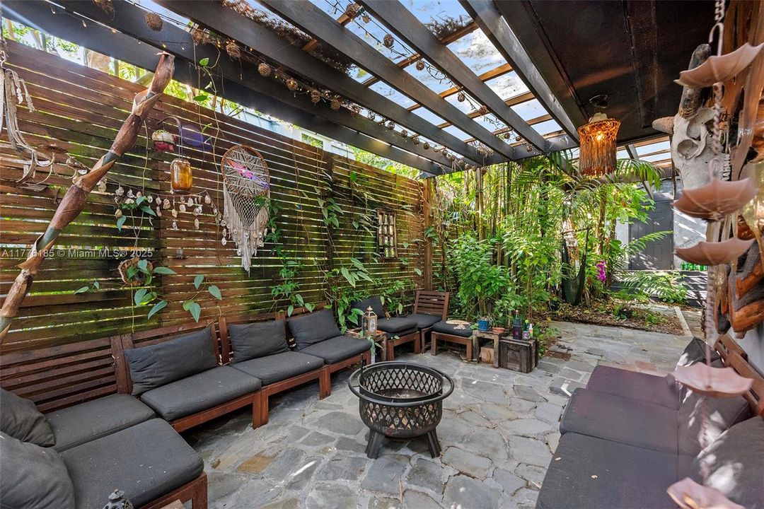 Recently Sold: $1,195,000 (2 beds, 2 baths, 1084 Square Feet)