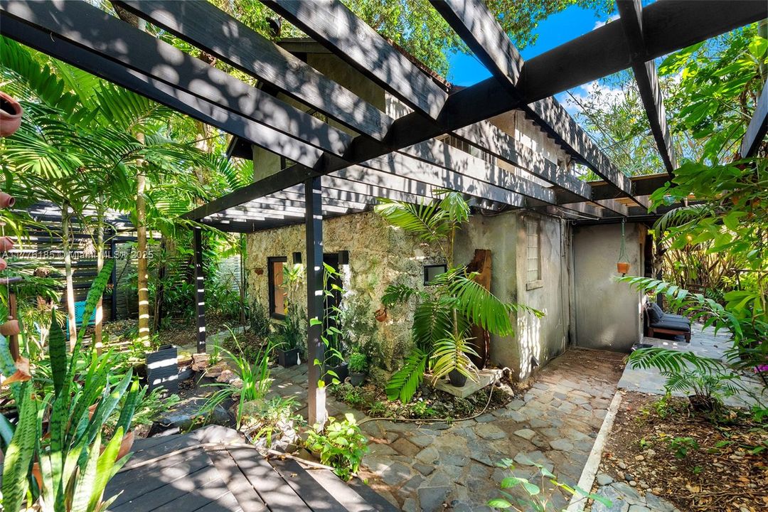 Recently Sold: $1,195,000 (2 beds, 2 baths, 1084 Square Feet)