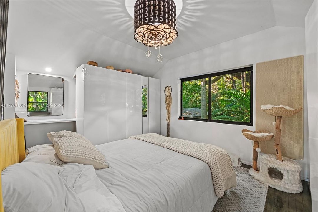 Recently Sold: $1,195,000 (2 beds, 2 baths, 1084 Square Feet)