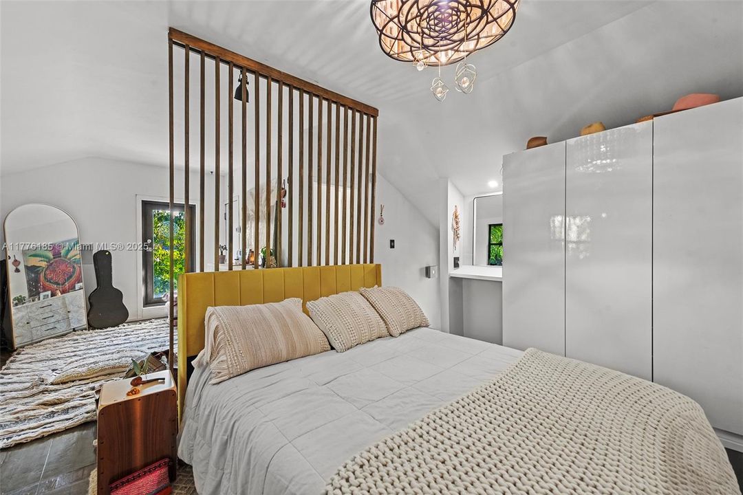 Recently Sold: $1,195,000 (2 beds, 2 baths, 1084 Square Feet)