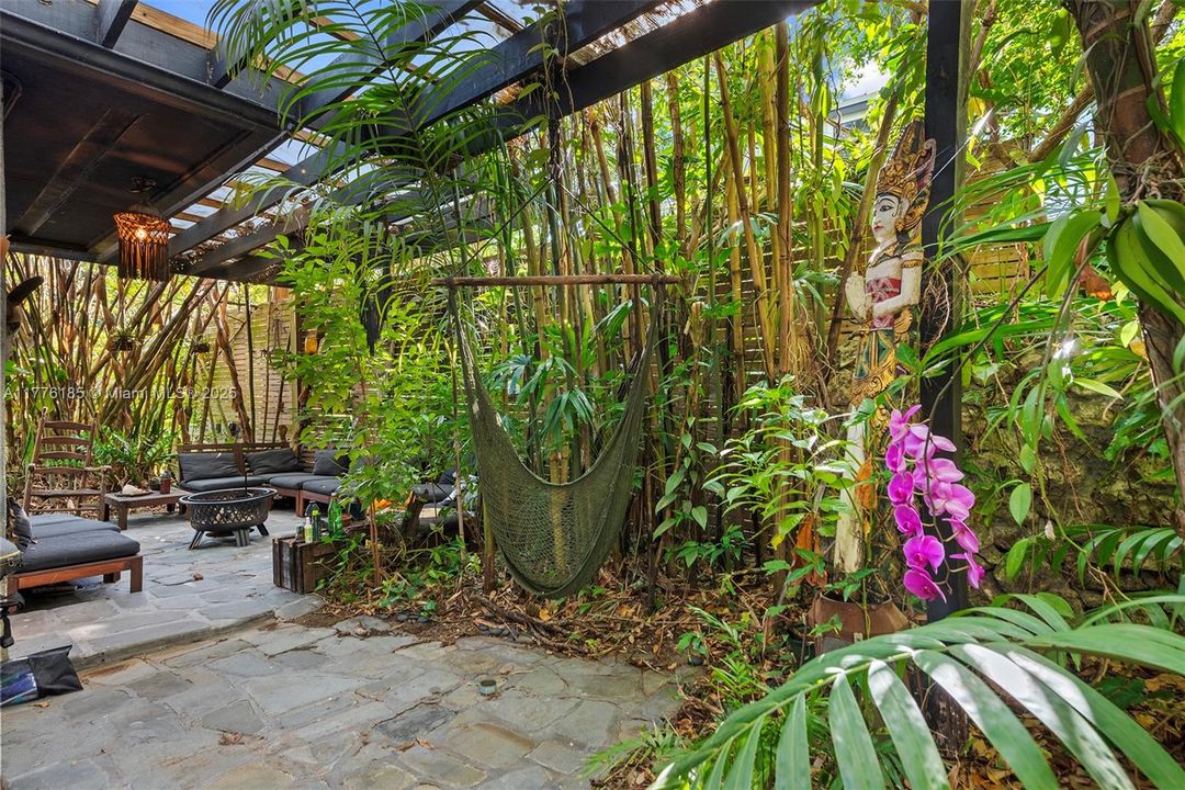 Recently Sold: $1,195,000 (2 beds, 2 baths, 1084 Square Feet)