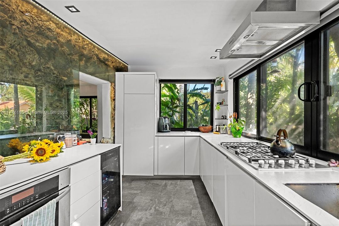 Recently Sold: $1,195,000 (2 beds, 2 baths, 1084 Square Feet)