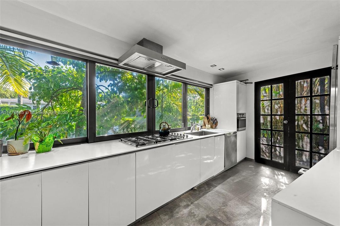 Recently Sold: $1,195,000 (2 beds, 2 baths, 1084 Square Feet)