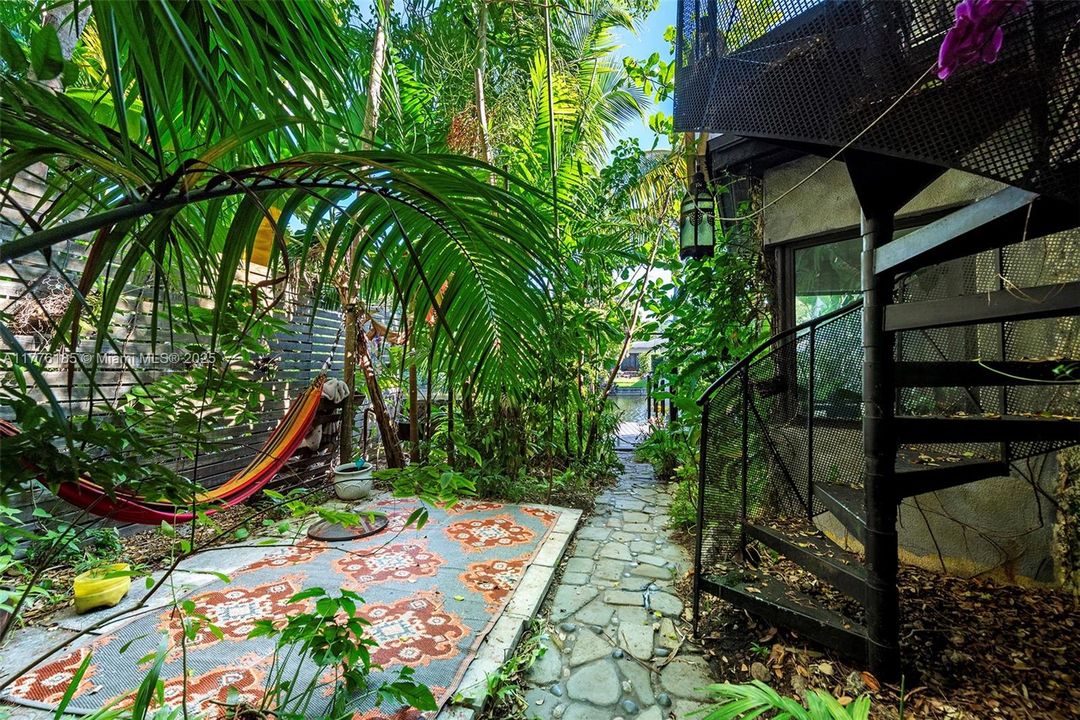 Recently Sold: $1,195,000 (2 beds, 2 baths, 1084 Square Feet)