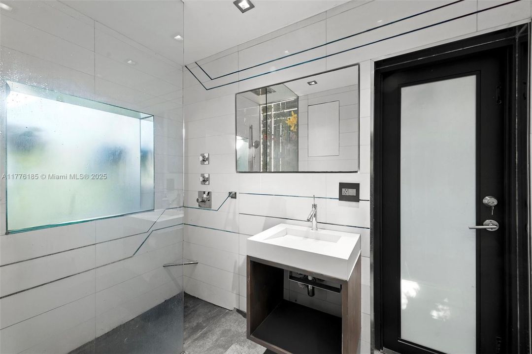 Recently Sold: $1,195,000 (2 beds, 2 baths, 1084 Square Feet)