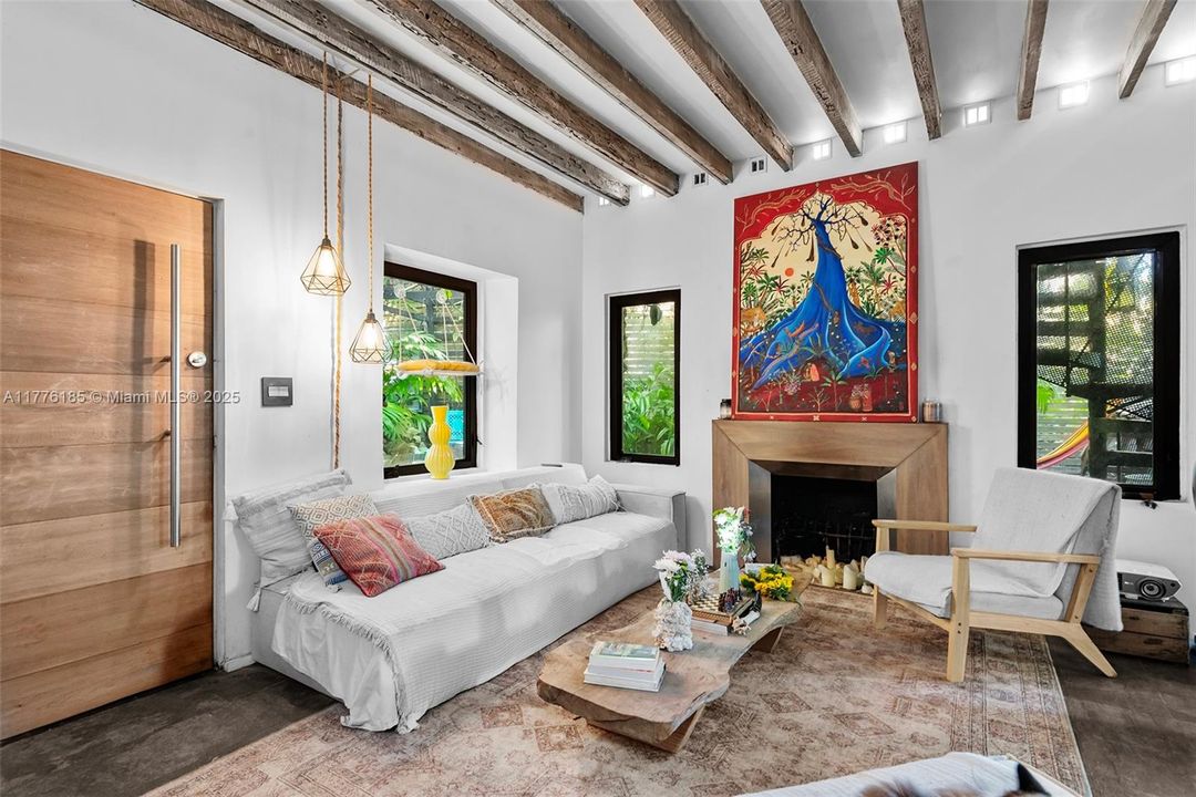 Recently Sold: $1,195,000 (2 beds, 2 baths, 1084 Square Feet)