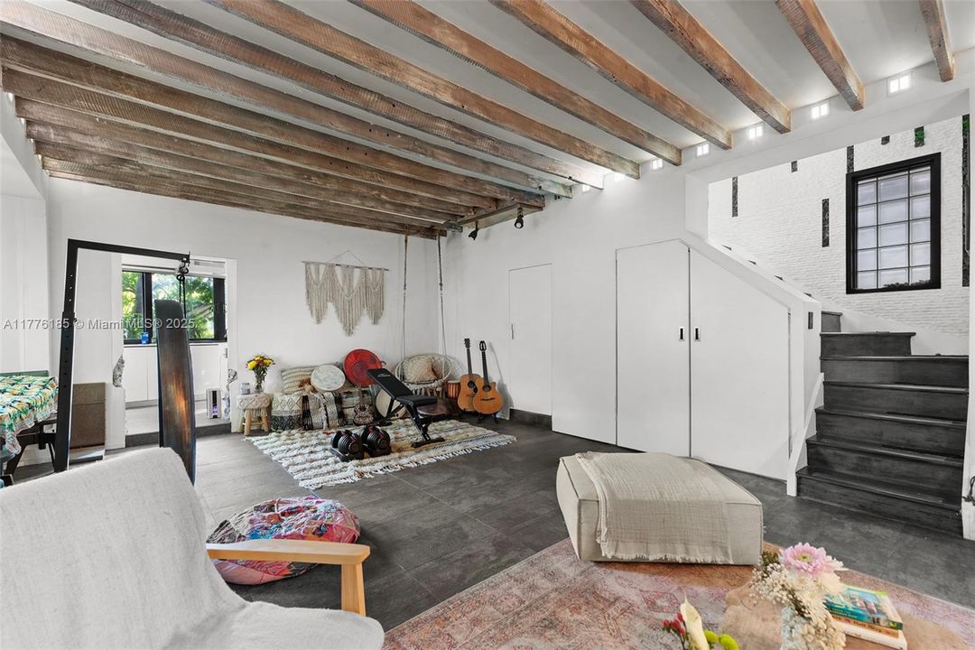 Recently Sold: $1,195,000 (2 beds, 2 baths, 1084 Square Feet)