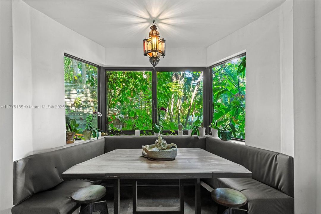 Recently Sold: $1,195,000 (2 beds, 2 baths, 1084 Square Feet)