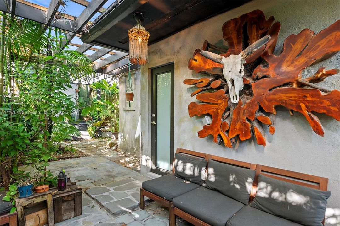 Recently Sold: $1,195,000 (2 beds, 2 baths, 1084 Square Feet)