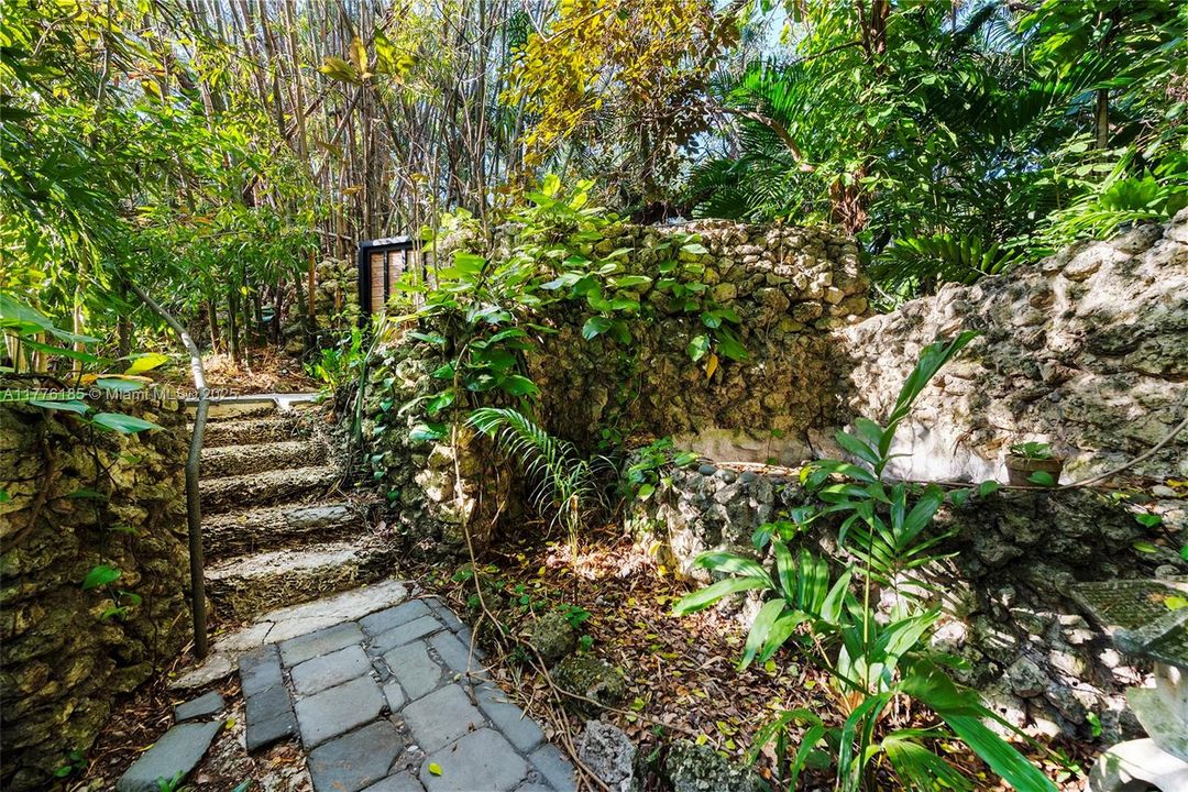 Recently Sold: $1,195,000 (2 beds, 2 baths, 1084 Square Feet)