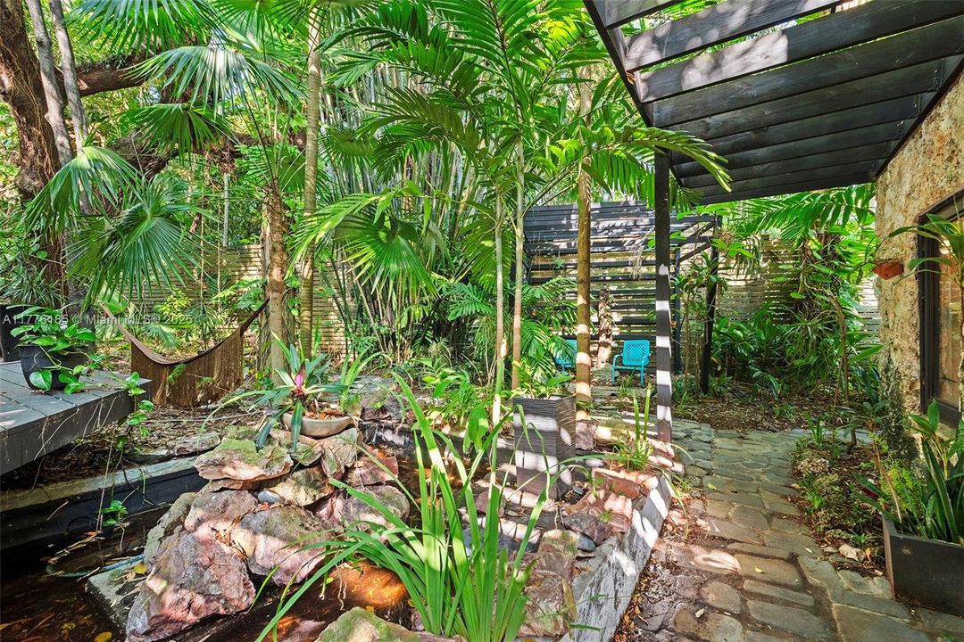 Recently Sold: $1,195,000 (2 beds, 2 baths, 1084 Square Feet)