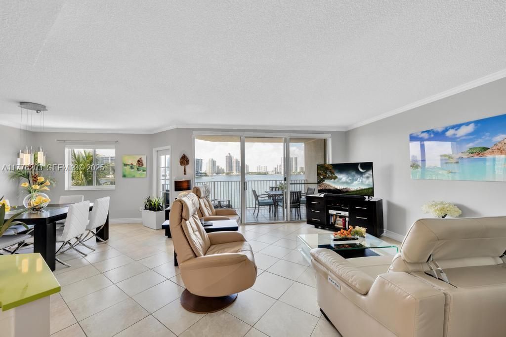 For Sale: $499,999 (2 beds, 2 baths, 1115 Square Feet)