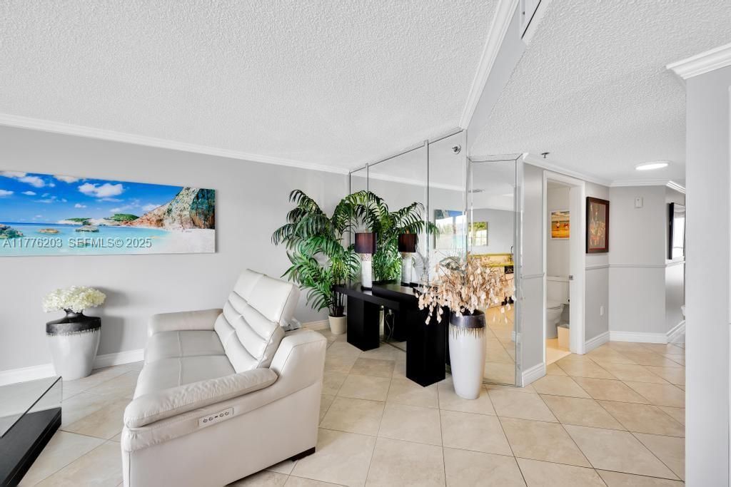 For Sale: $499,999 (2 beds, 2 baths, 1115 Square Feet)