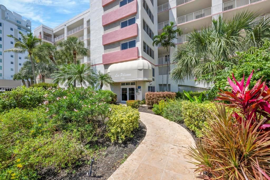 For Sale: $499,999 (2 beds, 2 baths, 1115 Square Feet)