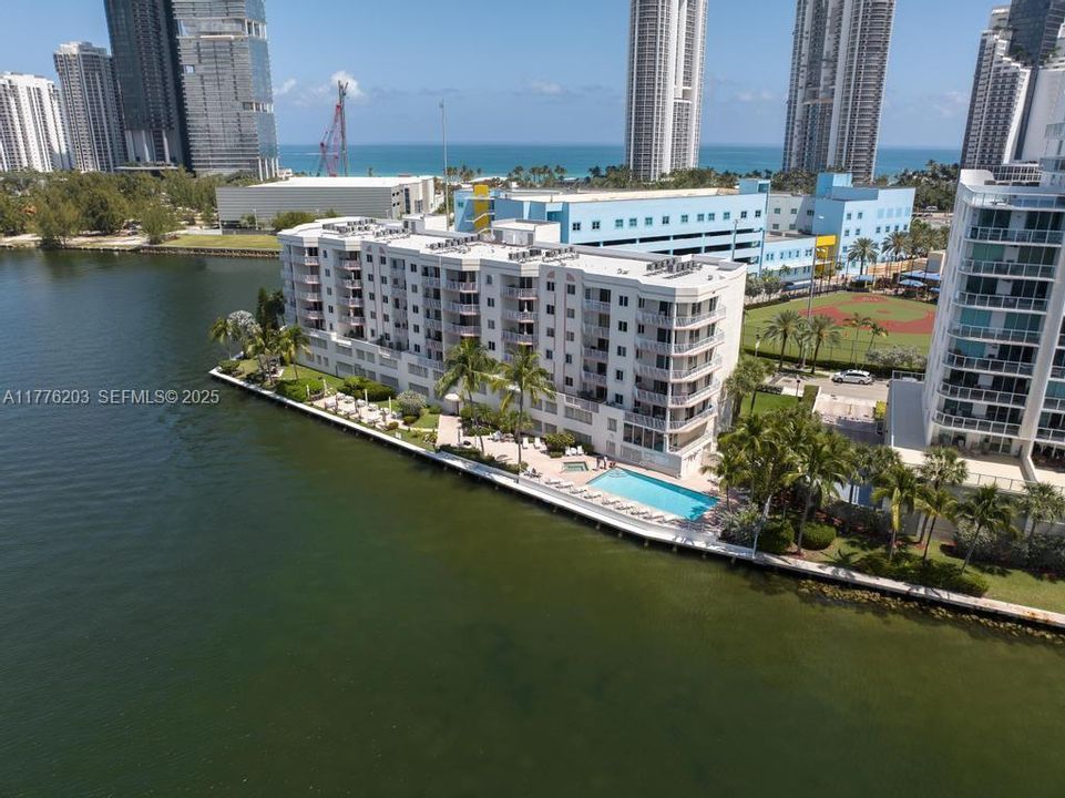 For Sale: $499,999 (2 beds, 2 baths, 1115 Square Feet)