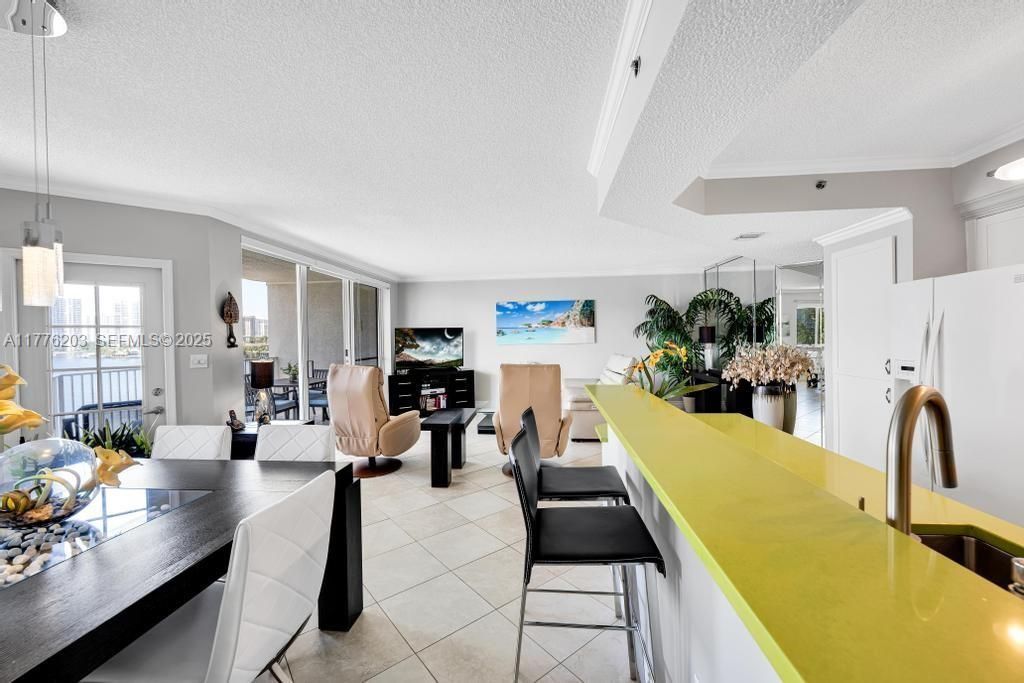 For Sale: $499,999 (2 beds, 2 baths, 1115 Square Feet)