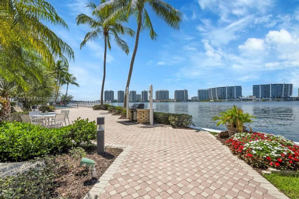 For Sale: $499,999 (2 beds, 2 baths, 1115 Square Feet)