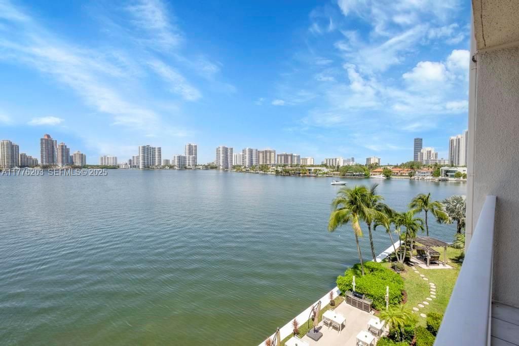 For Sale: $499,999 (2 beds, 2 baths, 1115 Square Feet)